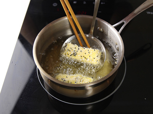 Khoai tây bọc xúc xích chiên xù giòn thơm lạ miệng, ai thử cũng mê