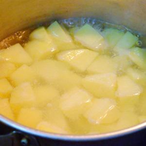 Cách làm khoai tây bọc xúc xích