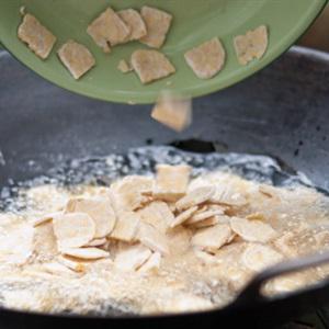 Cách làm khoai tây chiên cay chua ngọt