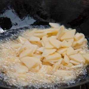 Cách làm khoai tây chiên cay chua ngọt