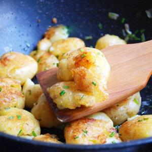 Cách làm khoai tây chiên hành muối