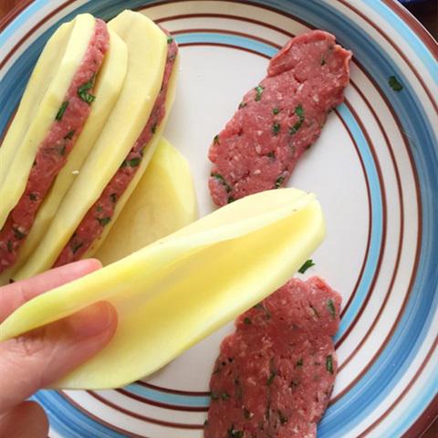 Cách làm khoai tây kẹp thịt chiên giòn