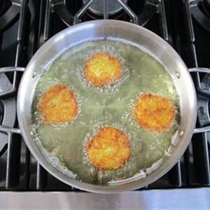 Cách làm khoai tây sợi chiên xù