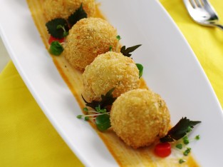 Khoai tây viên hải sản xốt chua ngọt