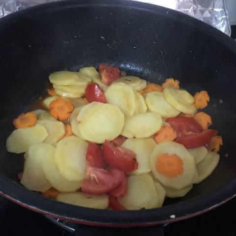 Cách làm khoai tây xào cà chua