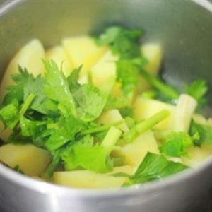 Cách làm khoai tây xào cần tây