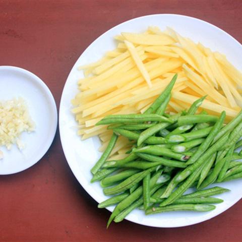 Cách làm khoai tây xào đậu đũa