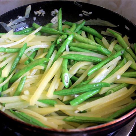 Cách làm khoai tây xào đậu đũa