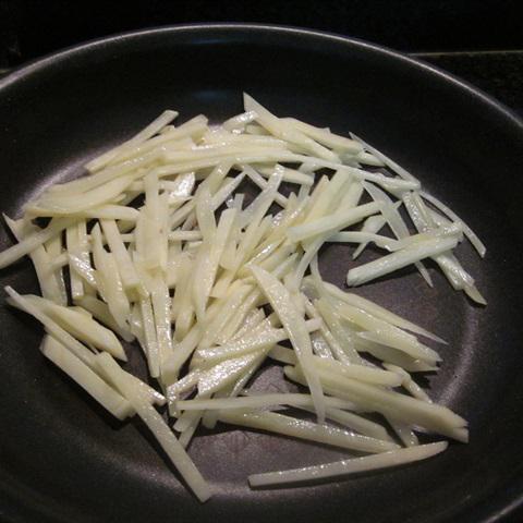 Cách làm khoai tây xào ngũ sắc