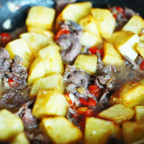 Cách làm khoai tây xào thịt bò