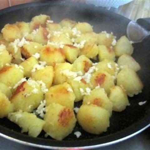 Cách làm khoai tây xóc bơ tỏi