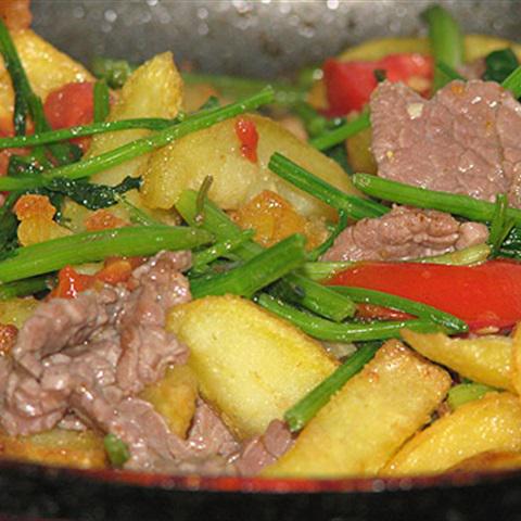 Cách làm khoai xào thịt bò, cần tây