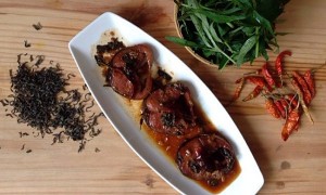 Không cần phẩm màu, bạn đã có những quả trứng giáng sinh nhiều màu sắc cực đáng yêu