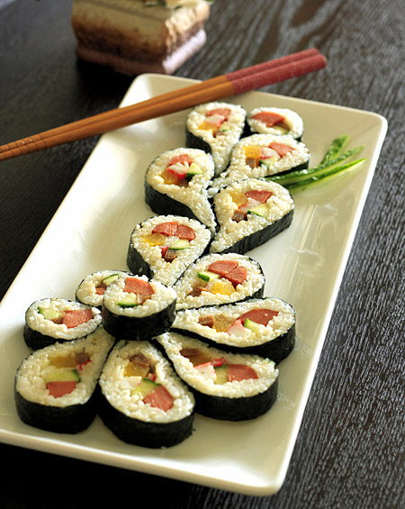 Kimbap hình đuôi công