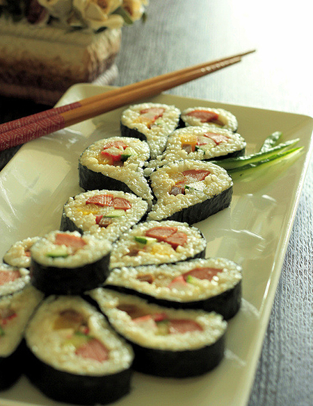 Kimbap hình đuôi công