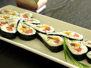 Kimbap hình đuôi công