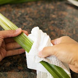 Cách làm lá dứa cuộn gà chiên