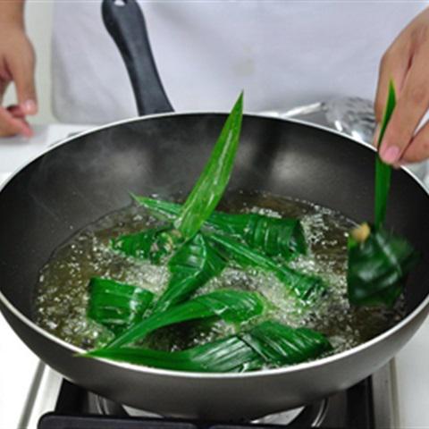 Cách làm lá dứa cuộn gà chiên