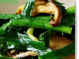 Lá hẹ tươi xào nấm