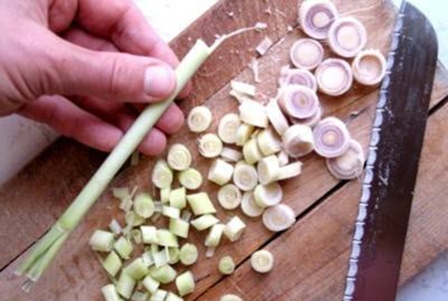 Lạ mắt với mì ý xiên xúc xích cả nhà thích mê