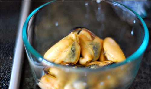 Lạ mắt với mì ý xiên xúc xích cả nhà thích mê