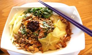 Lạ mắt với mì ý xiên xúc xích cả nhà thích mê