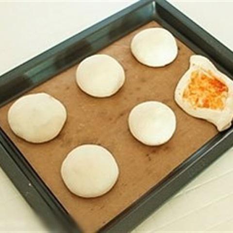 Cách làm bánh mì nhân gạo cay Hàn Quốc