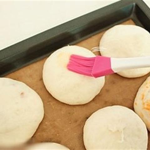 Cách làm bánh mì nhân gạo cay Hàn Quốc