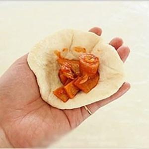 Cách làm bánh mì nhân gạo cay Hàn Quốc