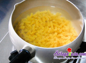 Lạ miệng với món nui xào thịt hun khói