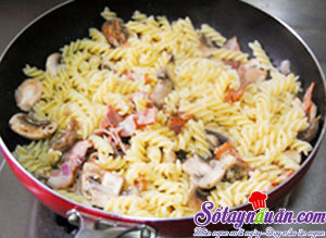 Lạ miệng với món nui xào thịt hun khói