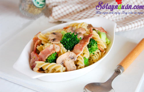 Lạ miệng với món nui xào thịt hun khói