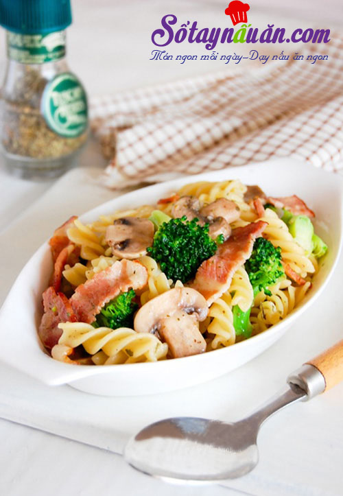 Lạ miệng với món nui xào thịt hun khói