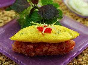 Lạ miệng với sushi gấc