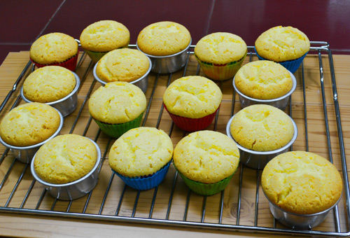 Làm bánh bông lan cam tươi thơm ngon đúng điệu