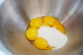 Làm bánh bông lan cherry chẳng khó chút nào