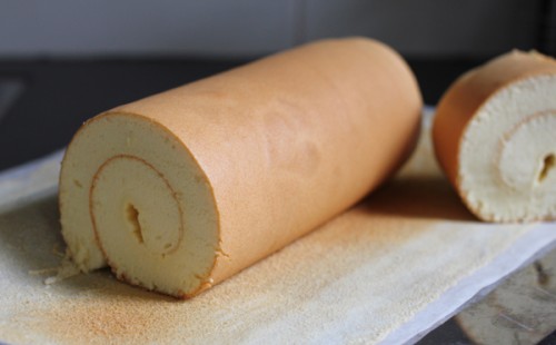 Làm bánh bông lan cuộn xoài hấp dẫn, thơm ngon