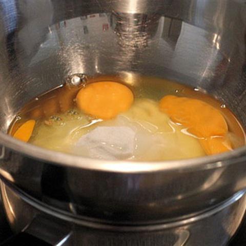 Cách làm bánh bông lan với nồi cơm điện