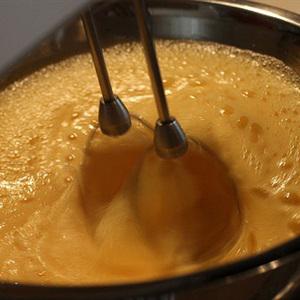 Cách làm bánh bông lan với nồi cơm điện