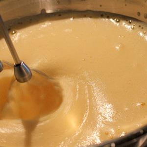 Cách làm bánh bông lan với nồi cơm điện