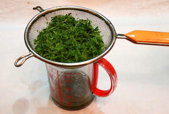 Làm bánh chiffon cuộn hương lá dứa xanh mát dịu