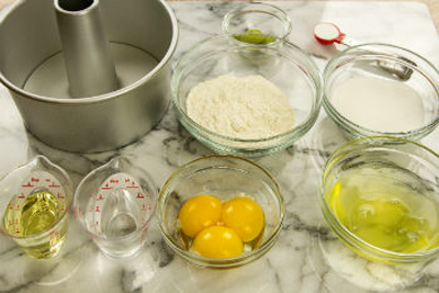 Làm bánh chiffon cuộn hương lá dứa xanh mát dịu