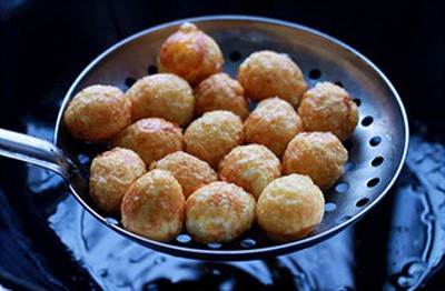 Làm bánh mì xúc xích kiểu này ăn 1 lại muốn ăn 10