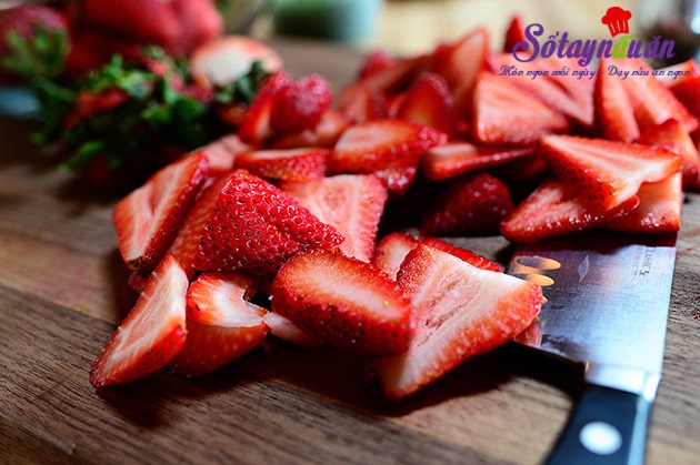 Làm bánh sinh nhật chocolate dâu tây