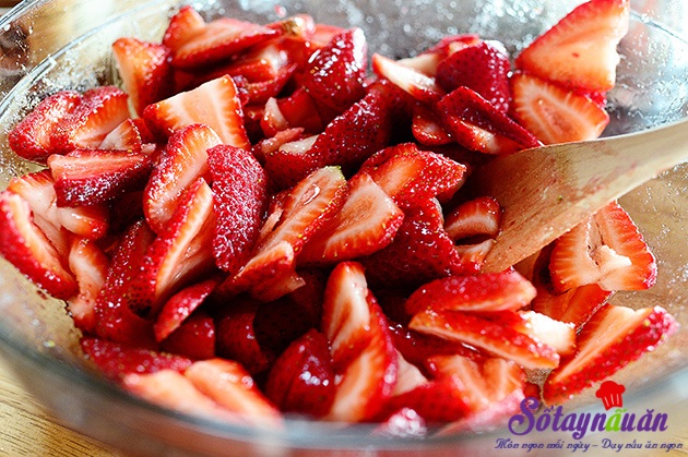 Làm bánh sinh nhật chocolate dâu tây