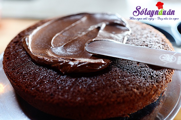 Làm bánh sinh nhật chocolate dâu tây