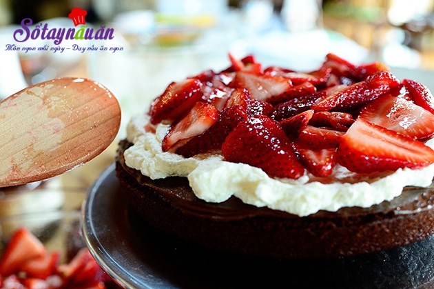 Làm bánh sinh nhật chocolate dâu tây
