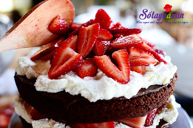 Làm bánh sinh nhật chocolate dâu tây