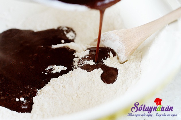 Làm bánh sinh nhật chocolate dâu tây