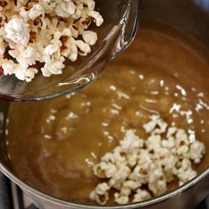 Cách làm bắp rang bơ caramel